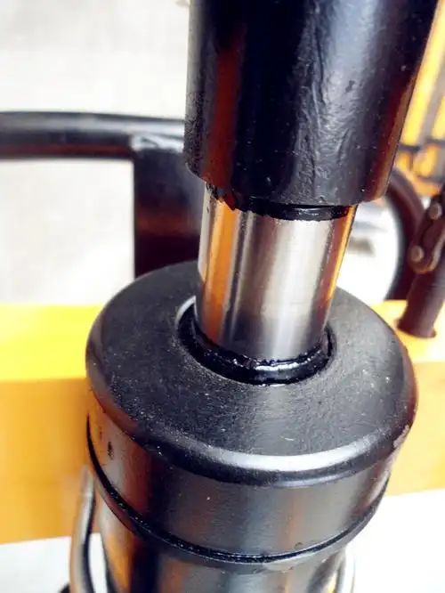 Quais sinais indicam que o cilindro hidráulico precisa de manutenção?