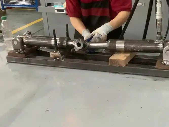 O que deve ser observado ao desmontar um cilindro hidráulico?